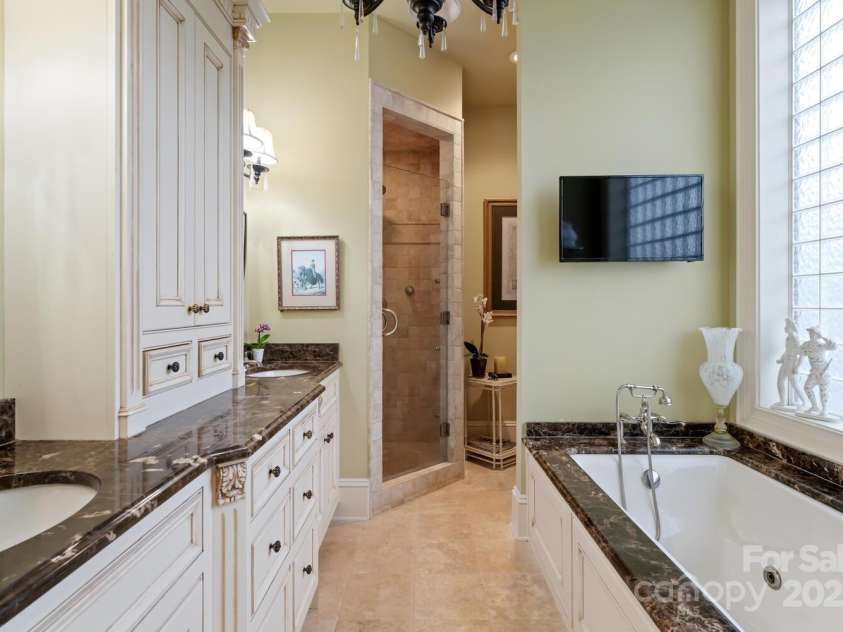 231 Main Street, Hendersonville, NC 28792.  MLS# CAR4267654, YatesRealty ID 17786. 