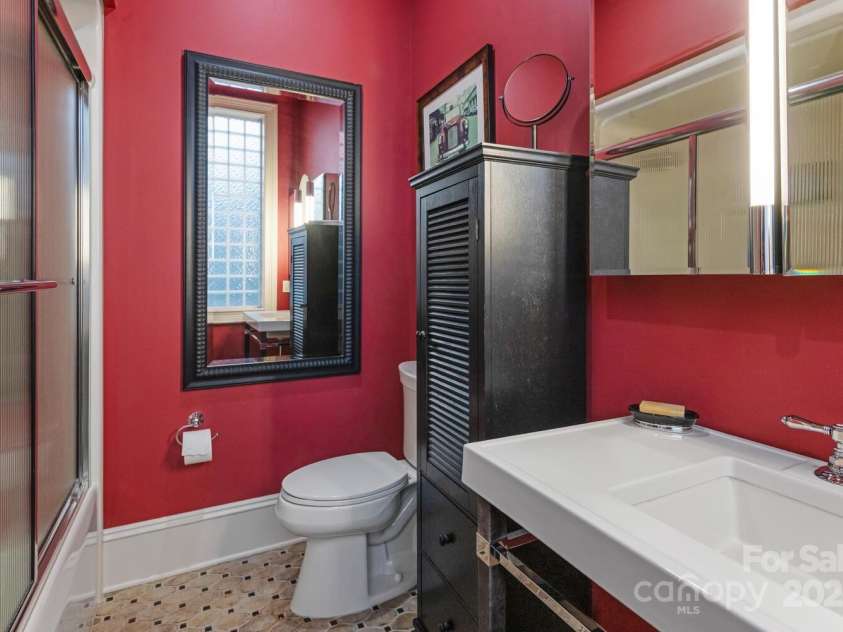 231 Main Street, Hendersonville, NC 28792.  MLS# CAR4267654, YatesRealty ID 17786. 