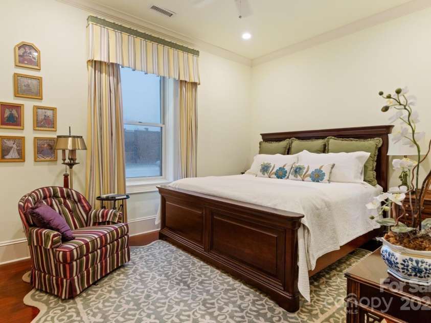 231 Main Street, Hendersonville, NC 28792.  MLS# CAR4267654, YatesRealty ID 17786. 