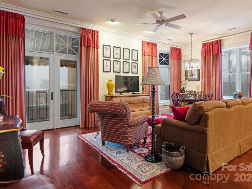 231 Main Street, Hendersonville, NC 28792.  MLS# CAR4267654, YatesRealty ID 17786. 