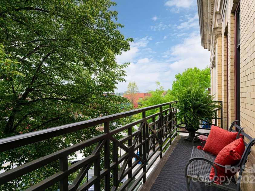 231 Main Street, Hendersonville, NC 28792.  MLS# CAR4267654, YatesRealty ID 17786. 