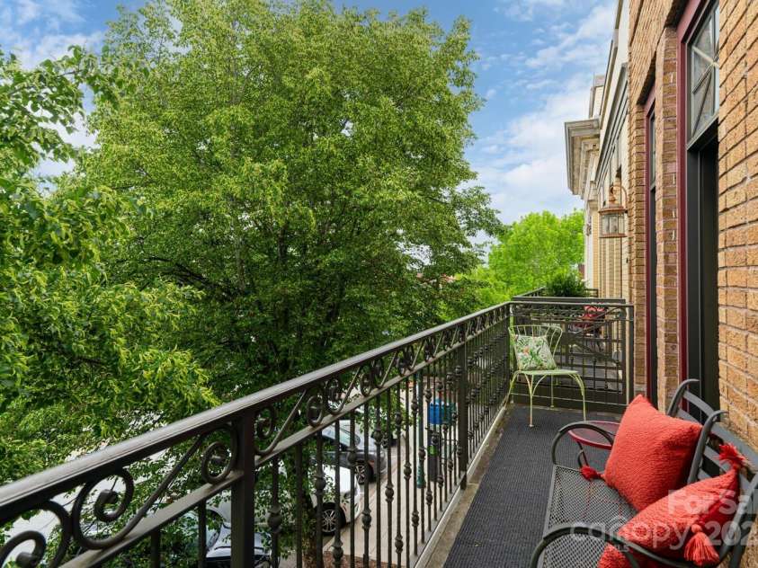 231 Main Street, Hendersonville, NC 28792.  MLS# CAR4267654, YatesRealty ID 17786. 