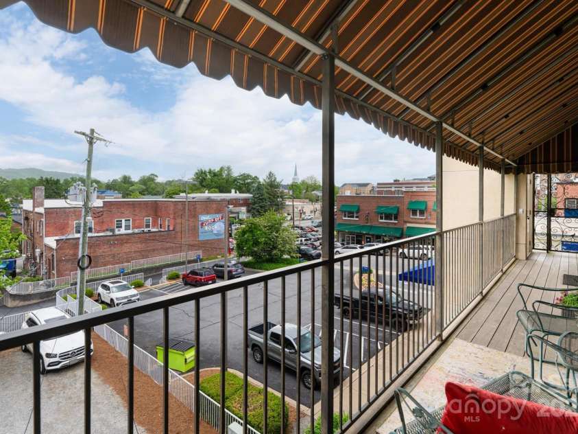 231 Main Street, Hendersonville, NC 28792.  MLS# CAR4267654, YatesRealty ID 17786. 