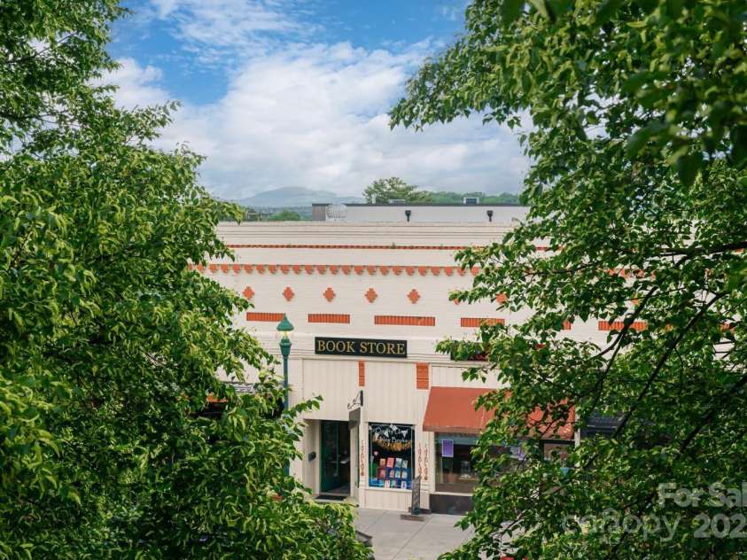 231 Main Street, Hendersonville, NC 28792.  MLS# CAR4267654, YatesRealty ID 17786. 