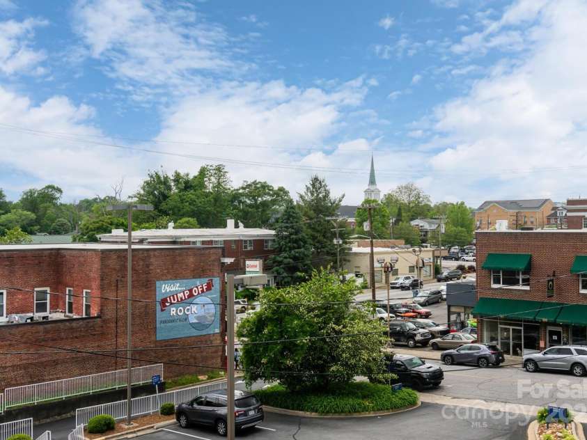 231 Main Street, Hendersonville, NC 28792.  MLS# CAR4267654, YatesRealty ID 17786. 