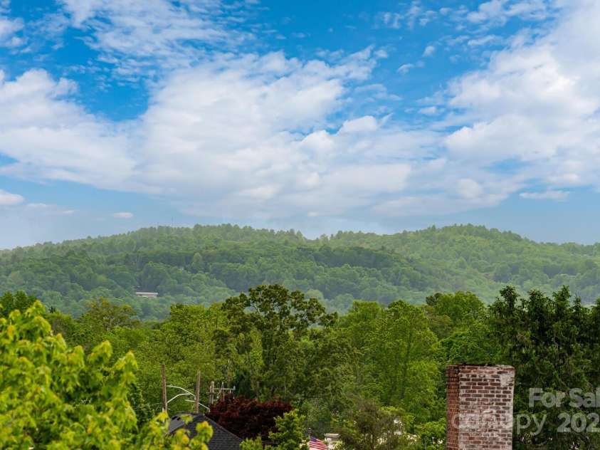 231 Main Street, Hendersonville, NC 28792.  MLS# CAR4267654, YatesRealty ID 17786. 