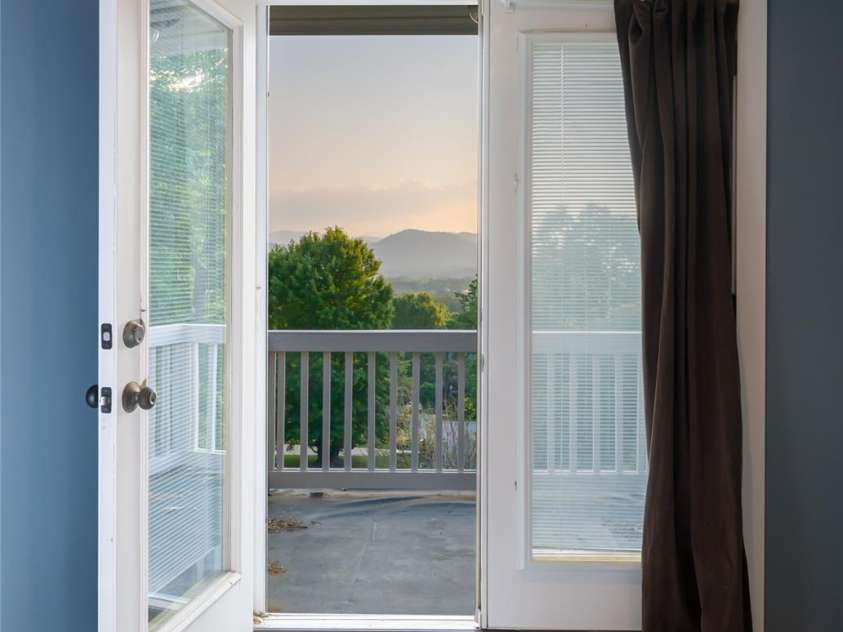 22 Rosebay Lane, Asheville, NC 28803.  MLS# CAR4264533, YatesRealty ID 17787. 