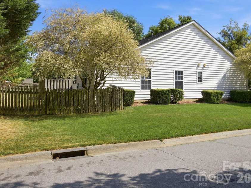 8616 Mineral Ridge Way, Charlotte, NC 28269.  MLS# CAR4377358, YatesRealty ID 17788. 