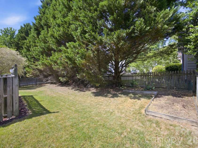 8616 Mineral Ridge Way, Charlotte, NC 28269.  MLS# CAR4377358, YatesRealty ID 17788. 