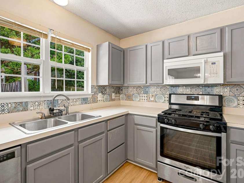 8616 Mineral Ridge Way, Charlotte, NC 28269.  MLS# CAR4377358, YatesRealty ID 17788. 