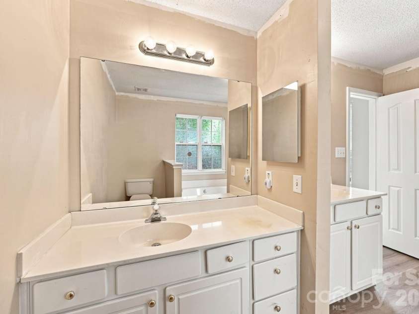 8616 Mineral Ridge Way, Charlotte, NC 28269.  MLS# CAR4377358, YatesRealty ID 17788. 