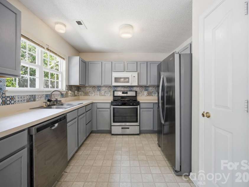 8616 Mineral Ridge Way, Charlotte, NC 28269.  MLS# CAR4377358, YatesRealty ID 17788. Kitchen