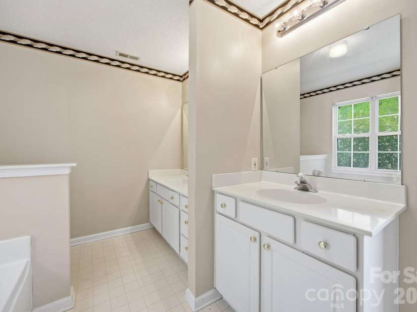 8616 Mineral Ridge Way, Charlotte, NC 28269.  MLS# CAR4377358, YatesRealty ID 17788. Primary bathroom