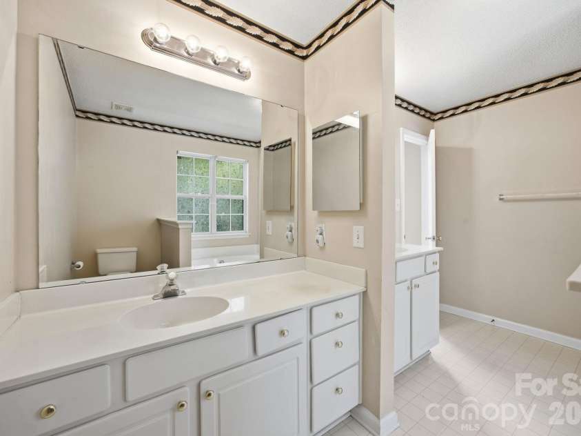 8616 Mineral Ridge Way, Charlotte, NC 28269.  MLS# CAR4377358, YatesRealty ID 17788. Primary Bathroom