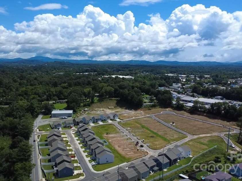 25 Caroline Valley Lane, Hendersonville, NC 28792.  MLS# CAR4321965, YatesRealty ID 1779. Community overview