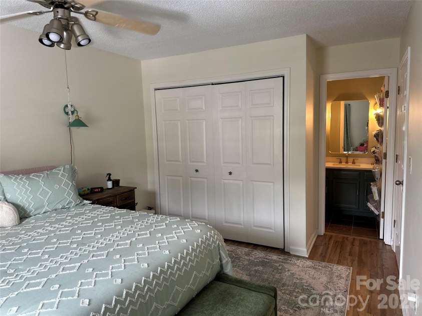 26 Sleepy Hollow Lane, Swannanoa, NC 28778.  MLS# CAR4377366, YatesRealty ID 17791. 
