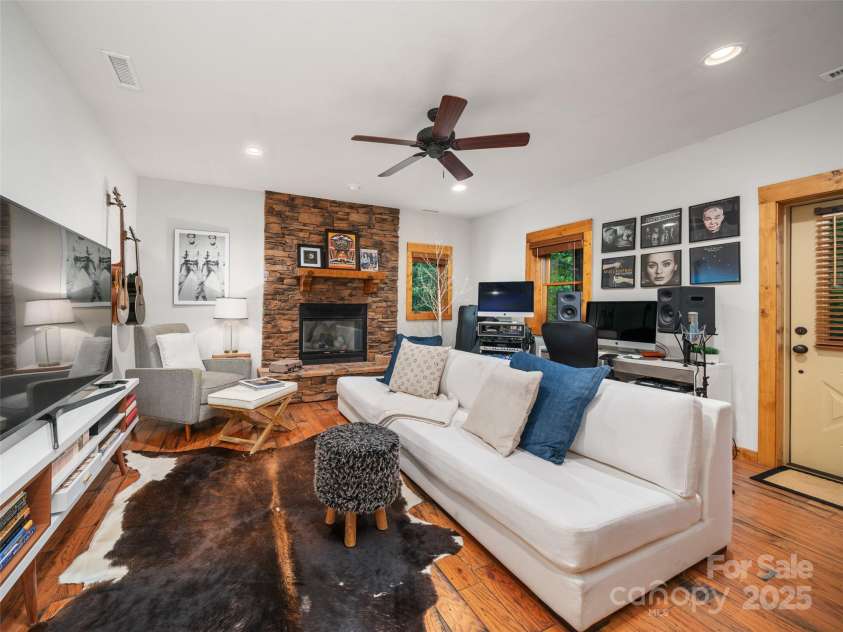 181 Grinnin Sun Road, Burnsville, NC 28714.  MLS# CAR4267765, YatesRealty ID 17792. 