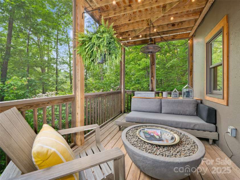 181 Grinnin Sun Road, Burnsville, NC 28714.  MLS# CAR4267765, YatesRealty ID 17792. 