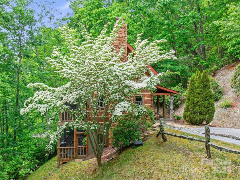 181 Grinnin Sun Road, Burnsville, NC 28714.  MLS# CAR4267765, YatesRealty ID 17792. 