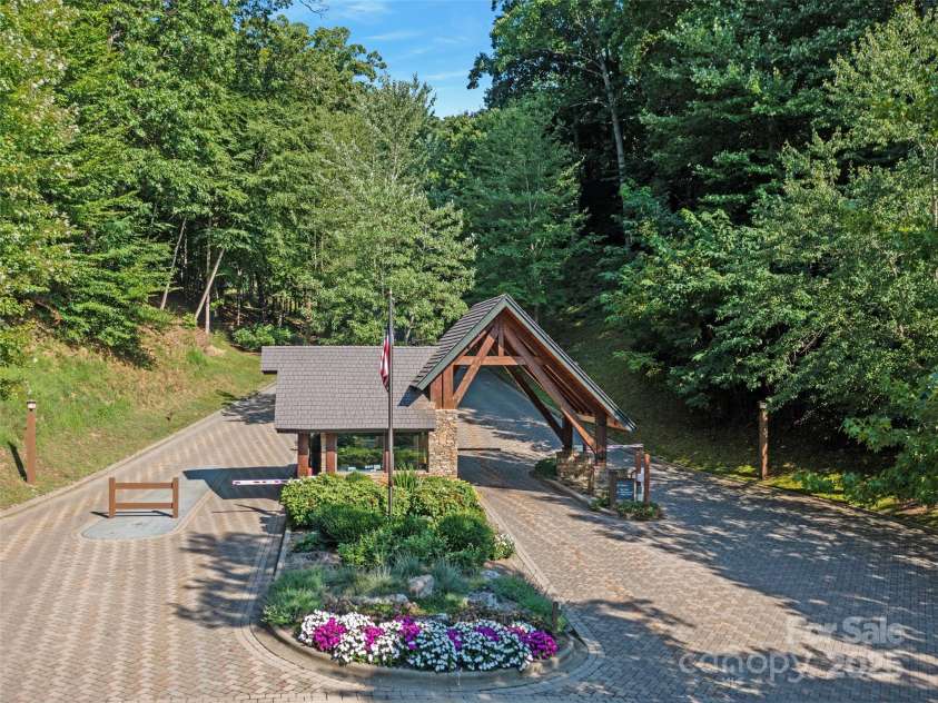 181 Grinnin Sun Road, Burnsville, NC 28714.  MLS# CAR4267765, YatesRealty ID 17792. 