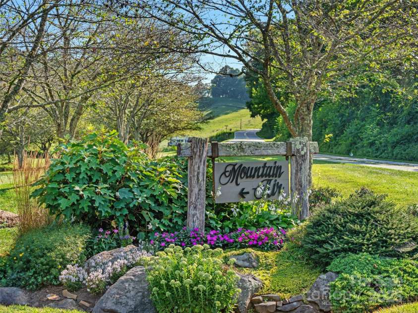 181 Grinnin Sun Road, Burnsville, NC 28714.  MLS# CAR4267765, YatesRealty ID 17792. 