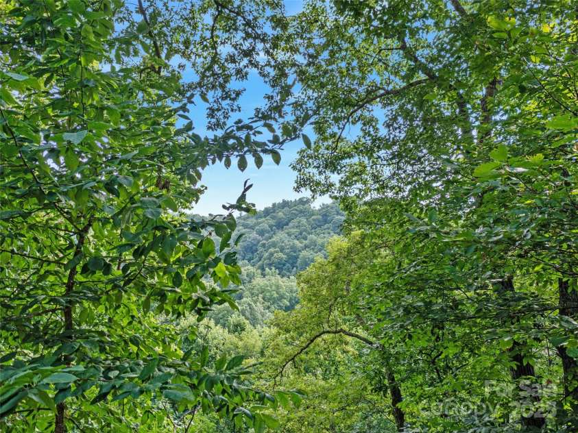 181 Grinnin Sun Road, Burnsville, NC 28714.  MLS# CAR4267765, YatesRealty ID 17792. 