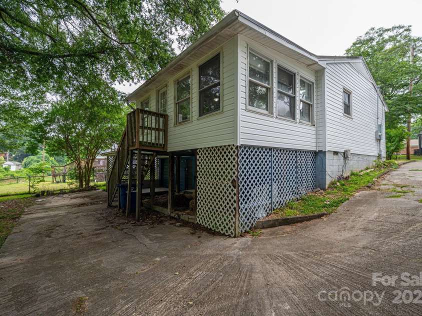 535 Norman Fair Avenue, Lincolnton, NC 28092.  MLS# CAR4266150, YatesRealty ID 17793. Driveway