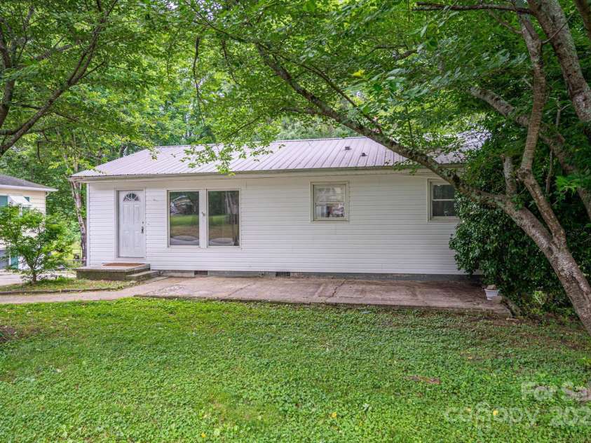535 Norman Fair Avenue, Lincolnton, NC 28092.  MLS# CAR4266150, YatesRealty ID 17793. Front Yard