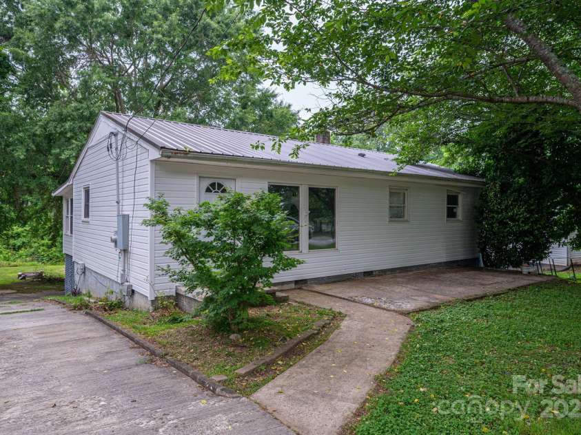 535 Norman Fair Avenue, Lincolnton, NC 28092.  MLS# CAR4266150, YatesRealty ID 17793. Front Yard