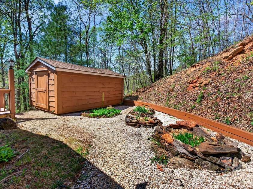 32 Seldom Home Drive, Black Mountain, NC 28711.  MLS# CAR4362440, YatesRealty ID 17794. 