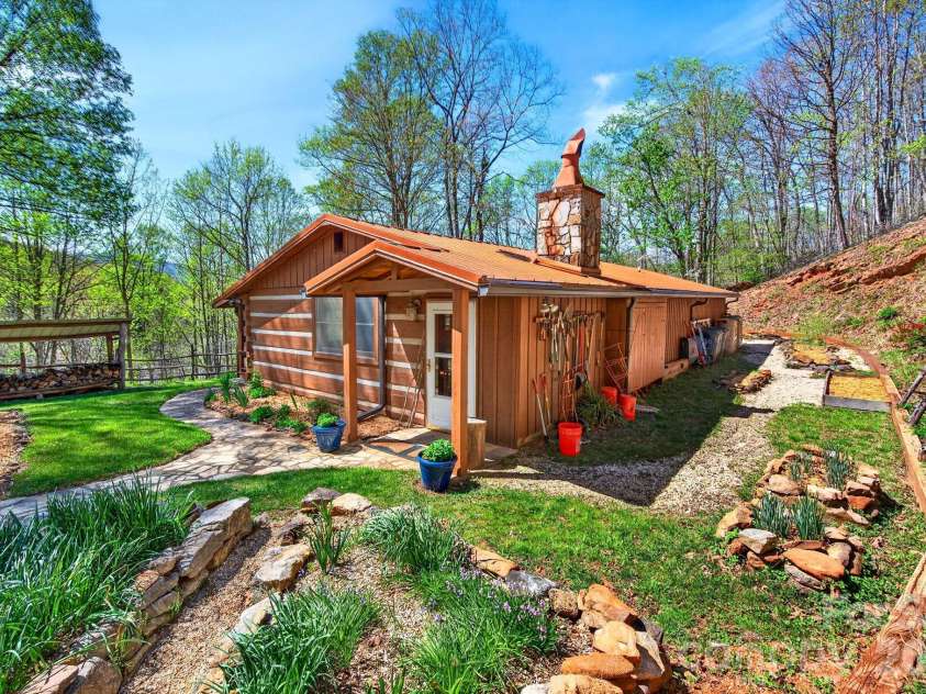 32 Seldom Home Drive, Black Mountain, NC 28711.  MLS# CAR4362440, YatesRealty ID 17794. 
