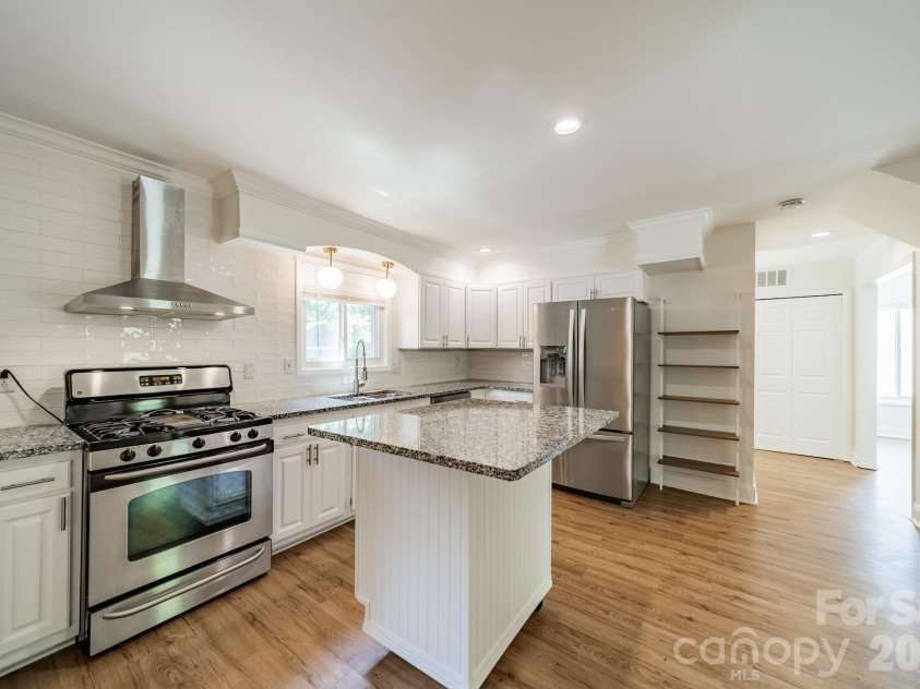 801 Sonata Place, Charlotte, NC 28211.  MLS# CAR4369314, YatesRealty ID 17796. 