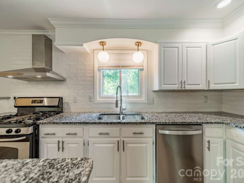 801 Sonata Place, Charlotte, NC 28211.  MLS# CAR4369314, YatesRealty ID 17796. 