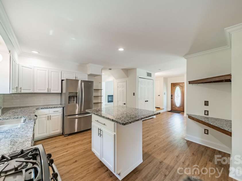 801 Sonata Place, Charlotte, NC 28211.  MLS# CAR4369314, YatesRealty ID 17796. 