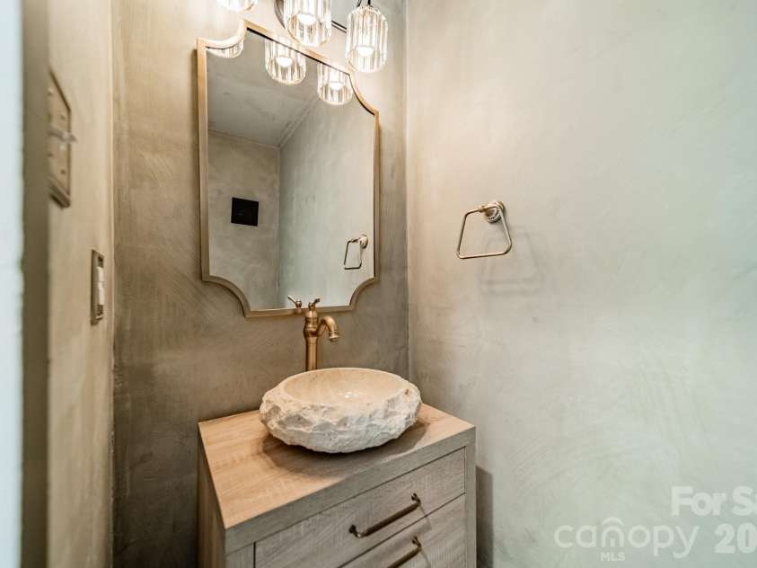801 Sonata Place, Charlotte, NC 28211.  MLS# CAR4369314, YatesRealty ID 17796. 