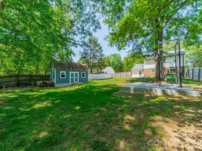 801 Sonata Place, Charlotte, NC 28211.  MLS# CAR4369314, YatesRealty ID 17796. 