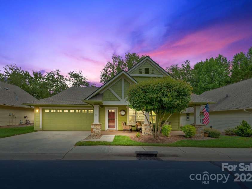 44 Gray Wolf Lane, Hendersonville, NC 28792.  MLS# CAR4289137, YatesRealty ID 17798. 