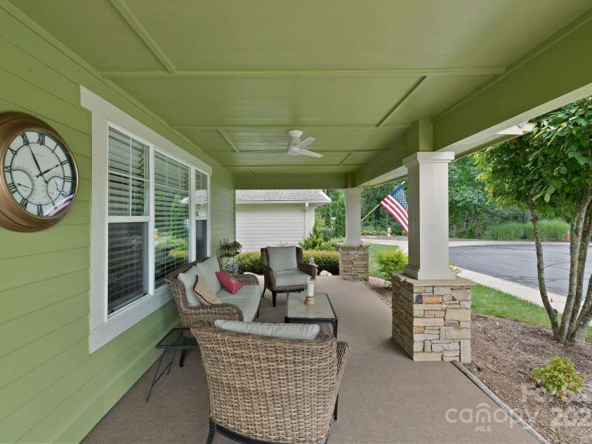 44 Gray Wolf Lane, Hendersonville, NC 28792.  MLS# CAR4289137, YatesRealty ID 17798. 