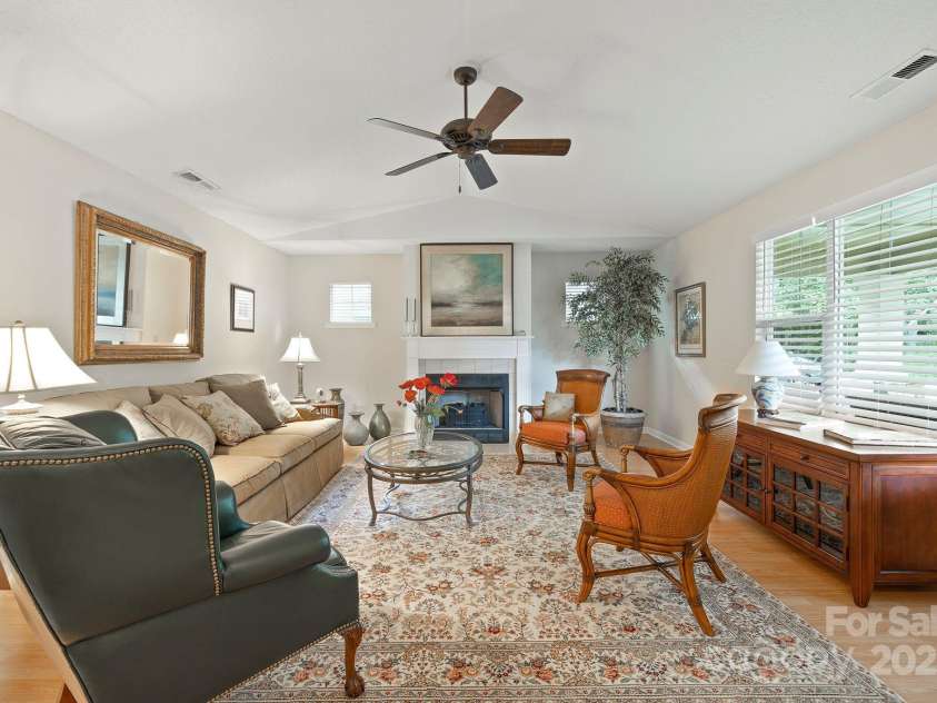 44 Gray Wolf Lane, Hendersonville, NC 28792.  MLS# CAR4289137, YatesRealty ID 17798. 