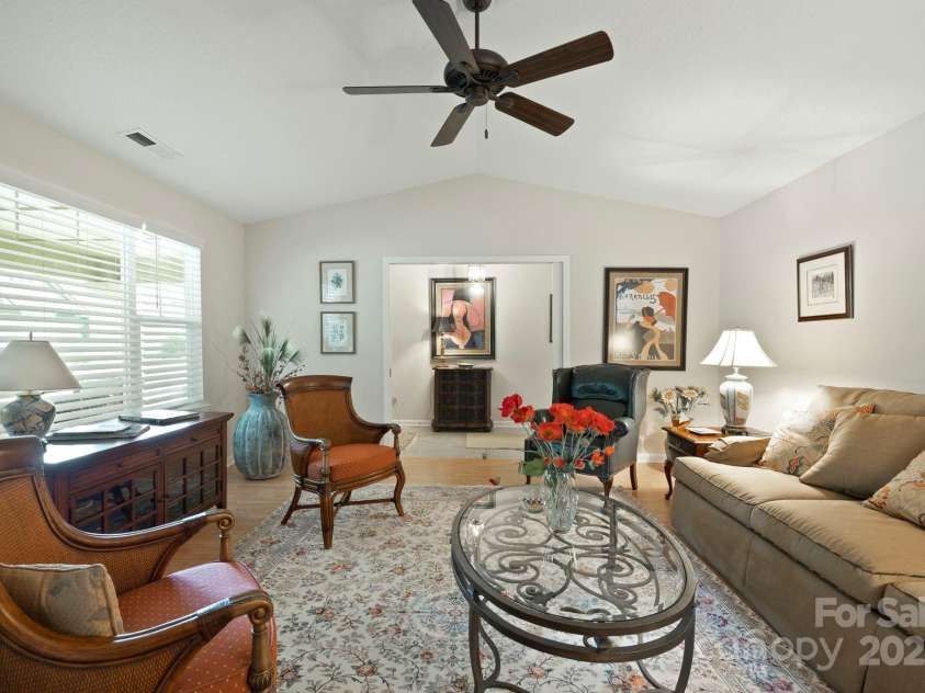 44 Gray Wolf Lane, Hendersonville, NC 28792.  MLS# CAR4289137, YatesRealty ID 17798. 