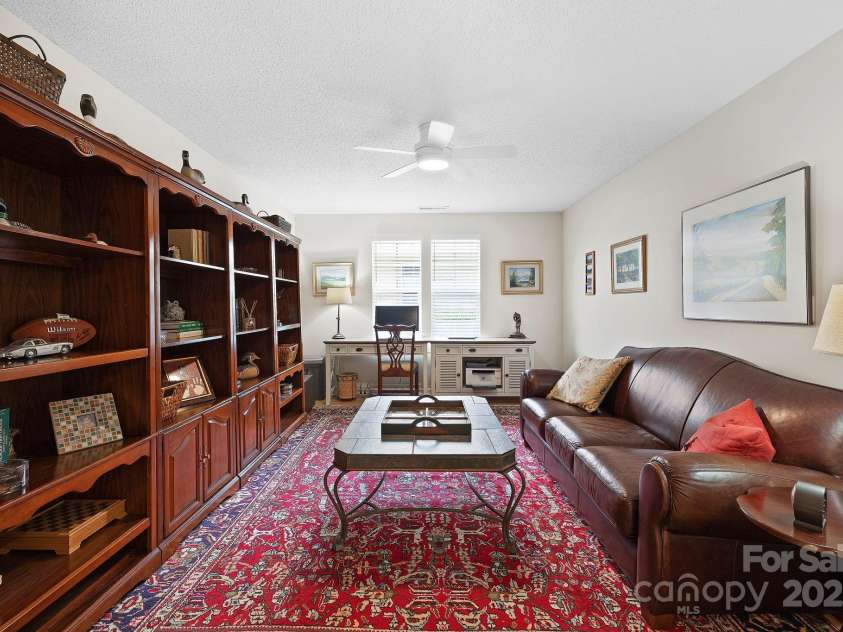 44 Gray Wolf Lane, Hendersonville, NC 28792.  MLS# CAR4289137, YatesRealty ID 17798. 