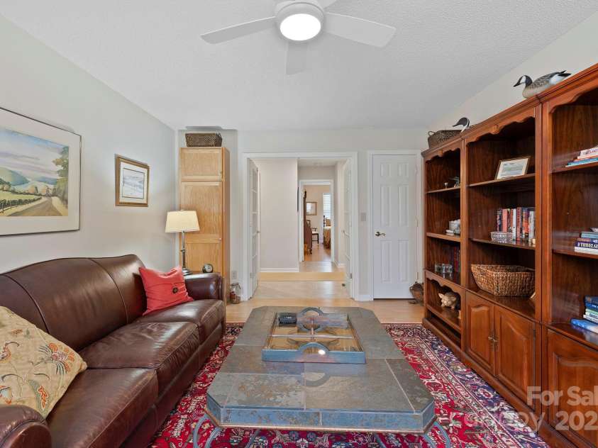 44 Gray Wolf Lane, Hendersonville, NC 28792.  MLS# CAR4289137, YatesRealty ID 17798. 