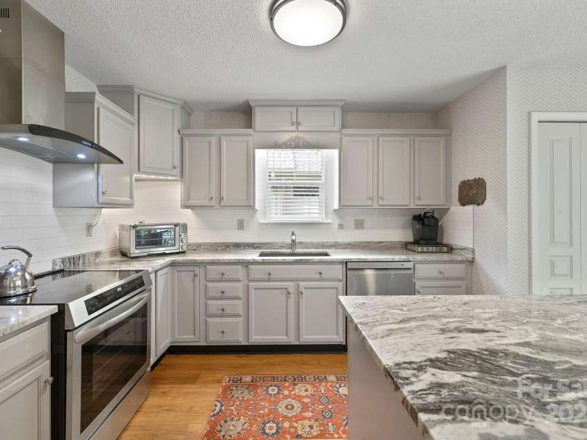 44 Gray Wolf Lane, Hendersonville, NC 28792.  MLS# CAR4289137, YatesRealty ID 17798. 