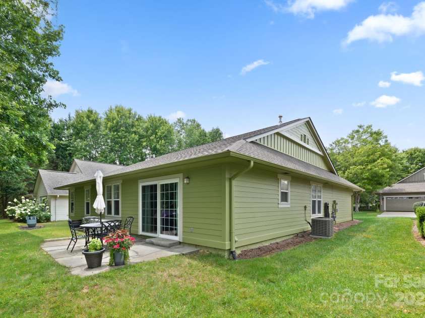 44 Gray Wolf Lane, Hendersonville, NC 28792.  MLS# CAR4289137, YatesRealty ID 17798. 