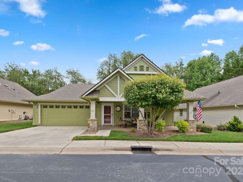 44 Gray Wolf Lane, Hendersonville, NC 28792.  MLS# CAR4289137, YatesRealty ID 17798. 