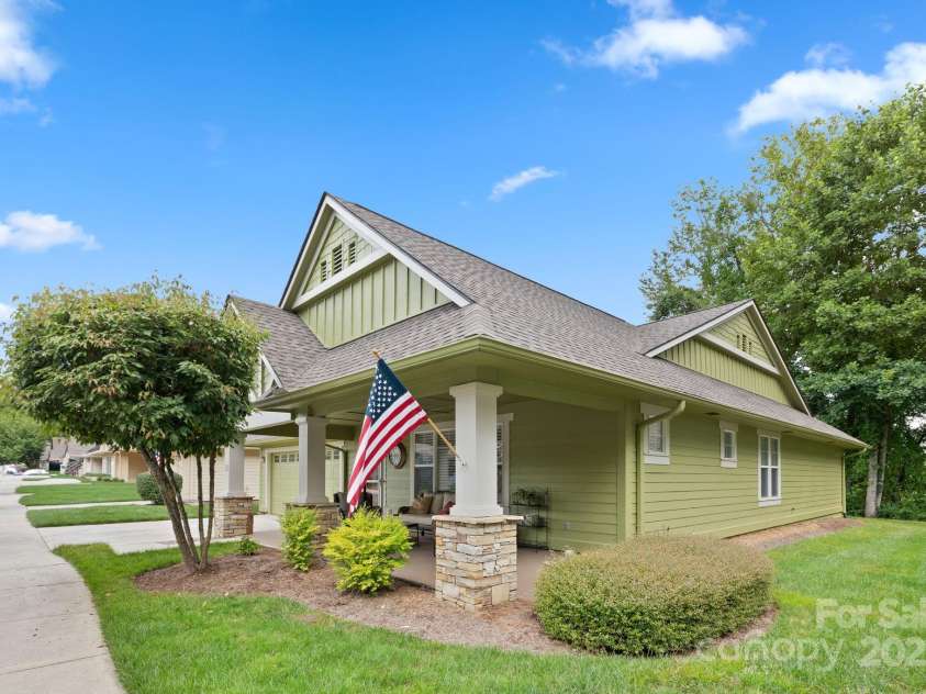 44 Gray Wolf Lane, Hendersonville, NC 28792.  MLS# CAR4289137, YatesRealty ID 17798. 