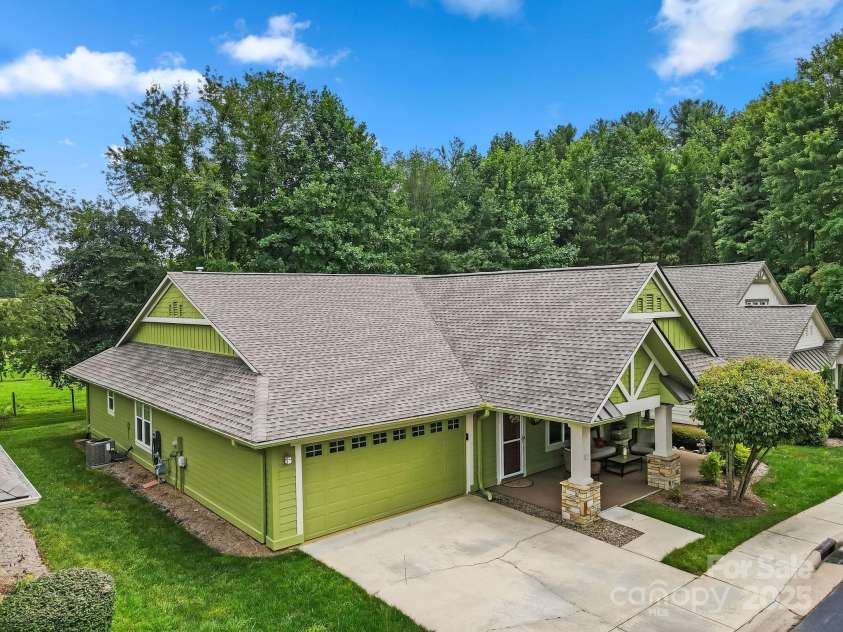 44 Gray Wolf Lane, Hendersonville, NC 28792.  MLS# CAR4289137, YatesRealty ID 17798. 