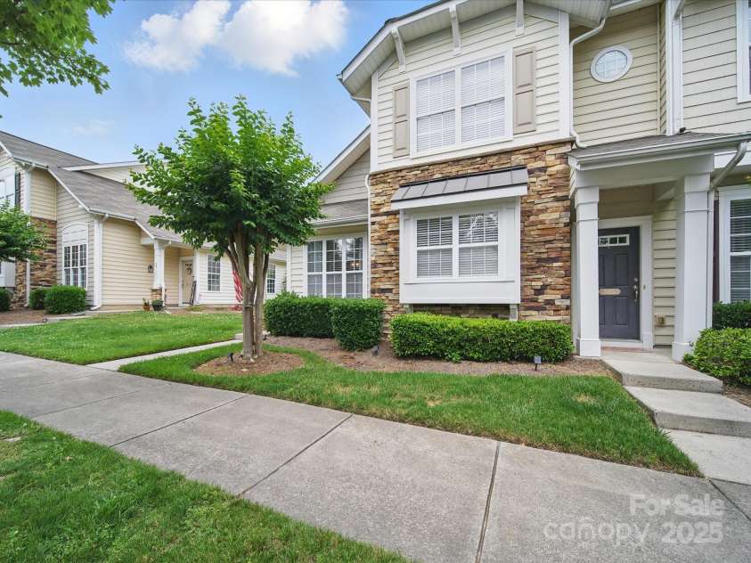 1061 Woodglen Lane, Matthews, NC 28104.  MLS# CAR4265056, YatesRealty ID 17799. 