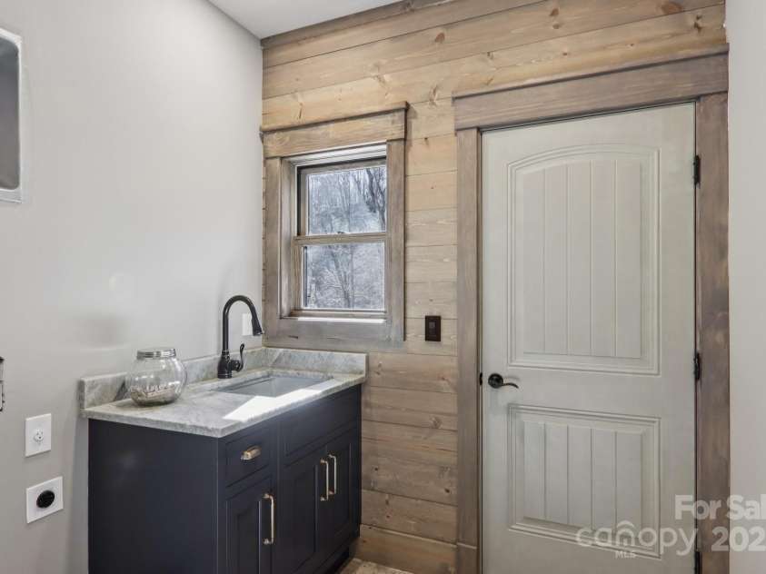 102 Iga Trail, Maggie Valley, NC 28751.  MLS# CAR4331982, YatesRealty ID 1780. 