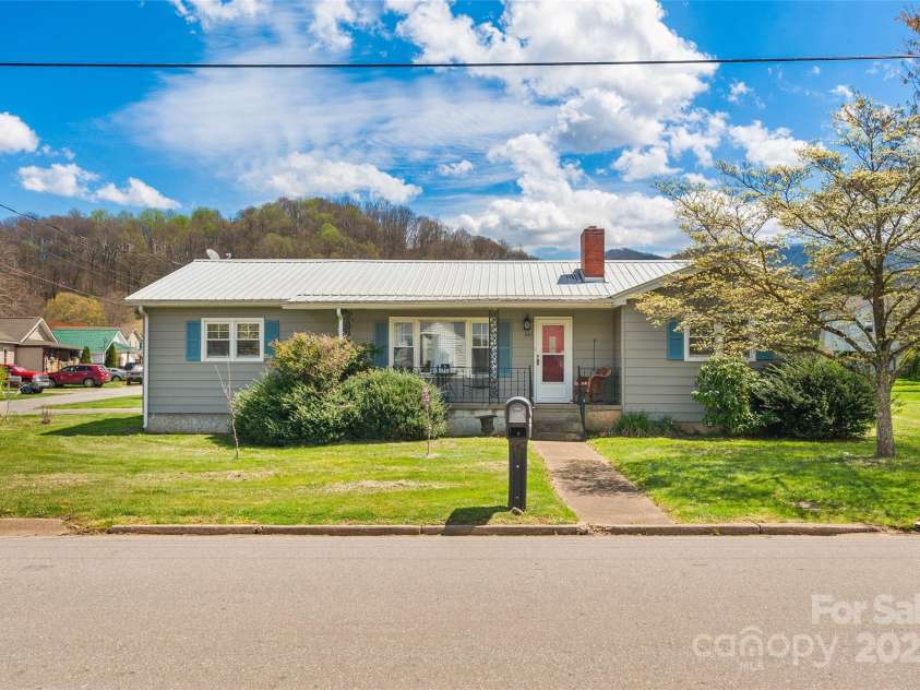 641 Camelot Drive, Waynesville, NC 28786.  MLS# CAR4244249, YatesRealty ID 17801. Convienent level entrance with sidewalk to mailbox.